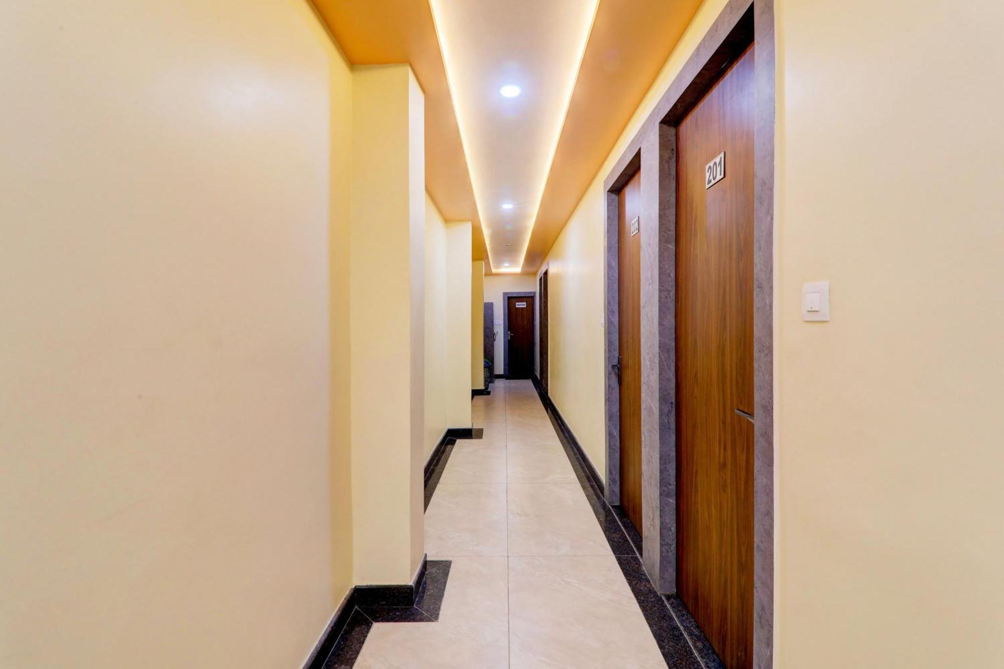 Super Hotel O Raas Plaza 坎普尔 外观 照片